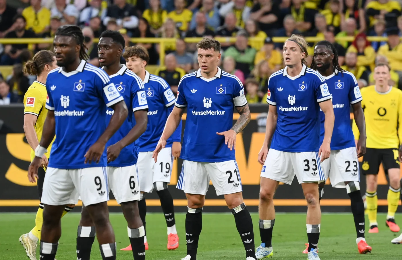 Der HSV um Terem Moffi (l.) bei der Auftaktpleite in Dortmund