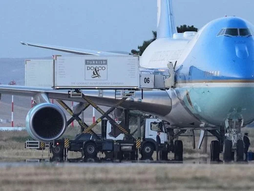 Die »Air Force One« mit Catering-Container auf dem Flughafen von Ankara: Kein Verlass auf Gott allein