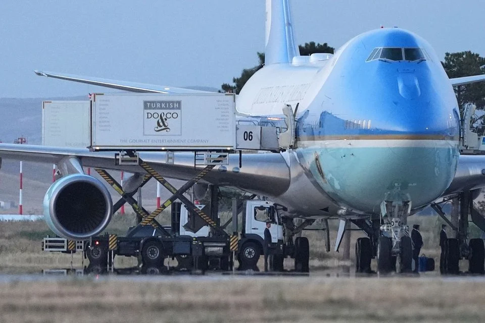 Die »Air Force One« mit Catering-Container auf dem Flughafen von Ankara: Kein Verlass auf Gott allein
