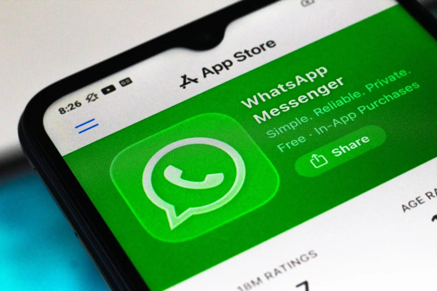Die Betrüger fordern eine Bestätigung der WhatsApp-Kontonutzung und locken dafür mit einem Link (Symbolbild)