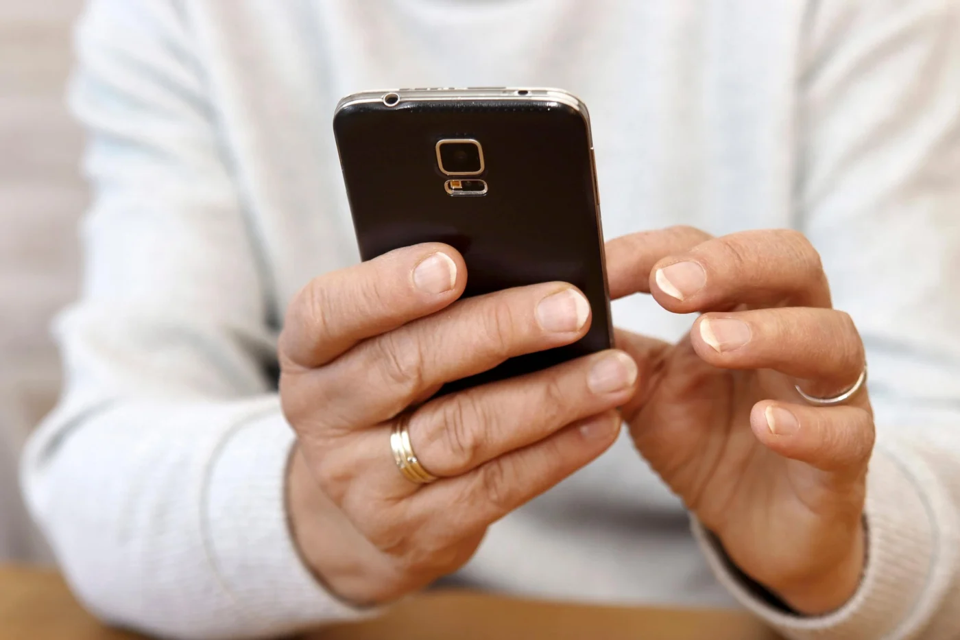 Die Betrüger versuchen mit emotionalen Geschichten WhatsApp-Nutzer in die Falle zu locken. (Symbolbild)