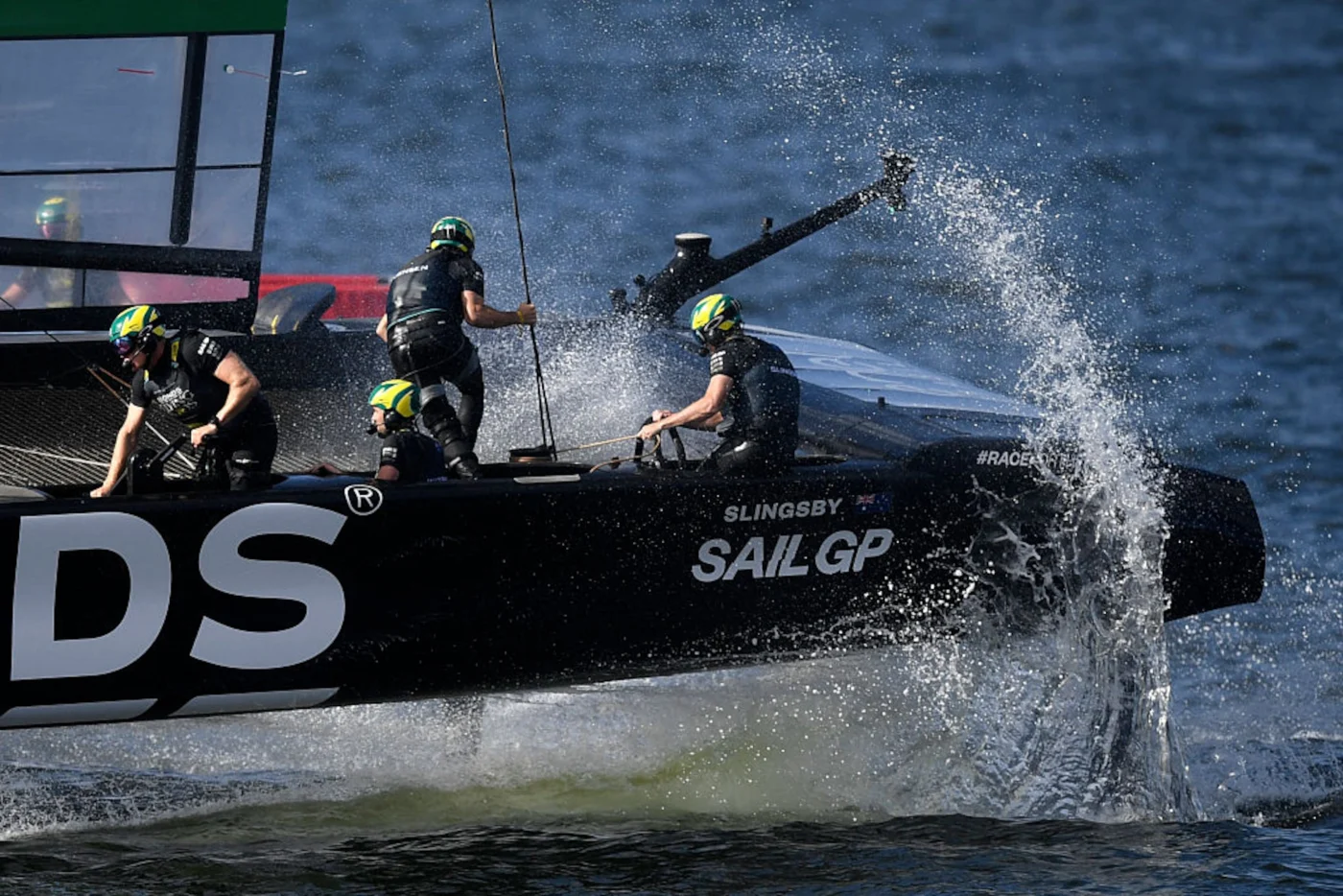 Die F50-Katamarane fliegen einen Meter über dem Wasser