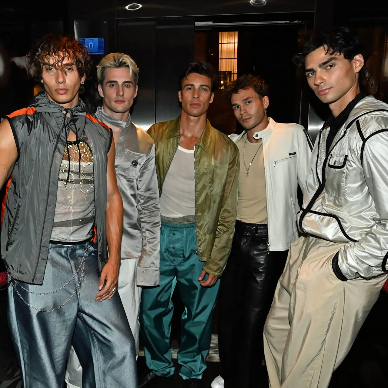 Die Gruppe der Elevator Boys posiert für ein Gruppenfoto.