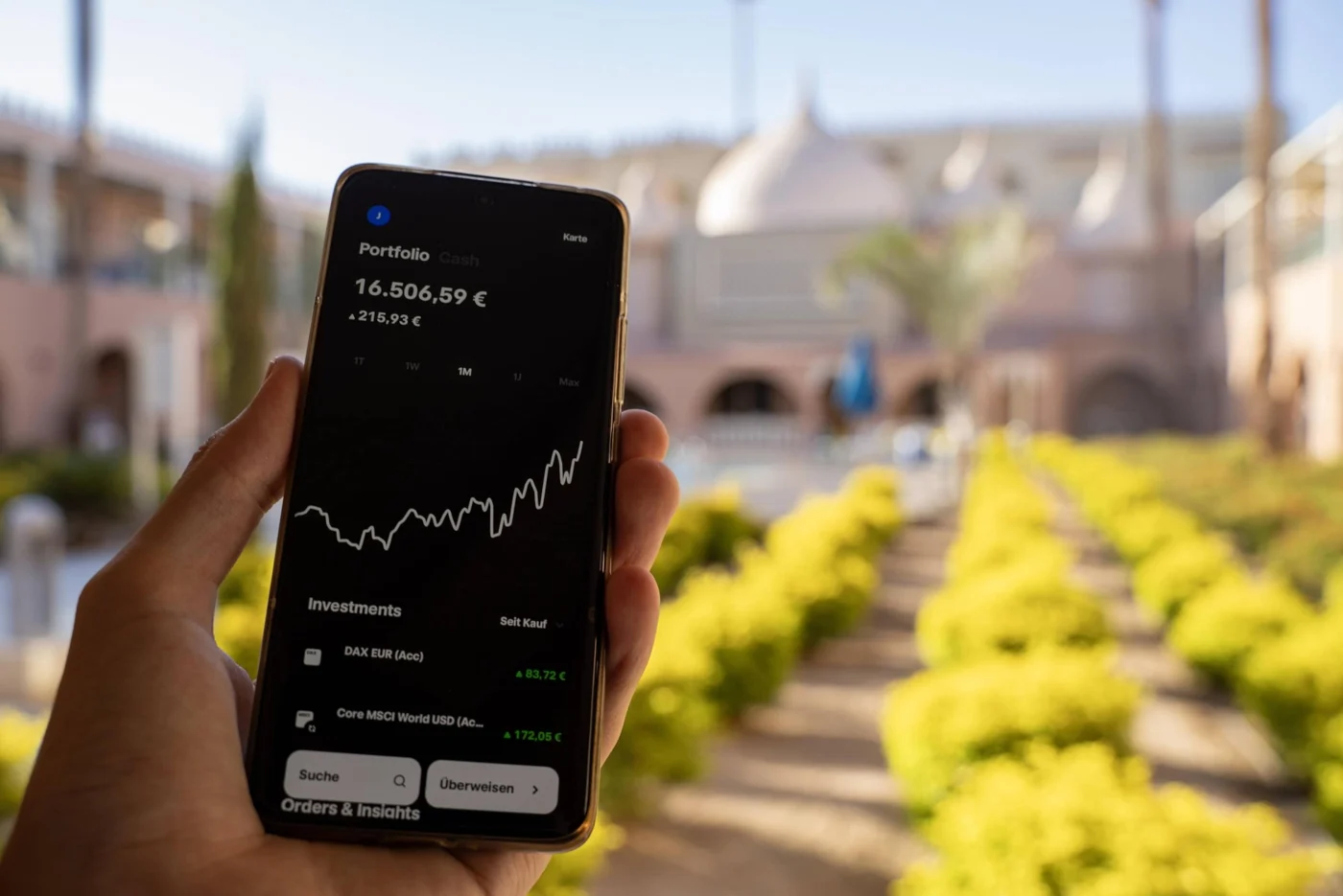 Die Schweizerin investiert einen Großteil ihres privaten Vermögens in ETFs (Symbolbild)