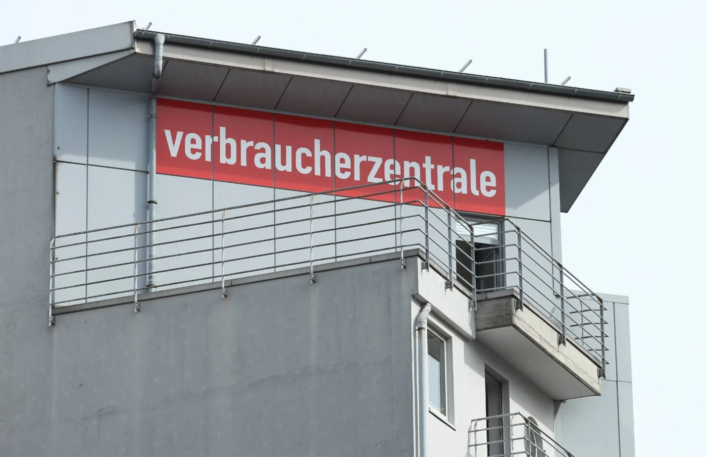Die Verbraucherzentrale warnt davor, auf solche Nachrichten zu reagieren (Symbolbild)