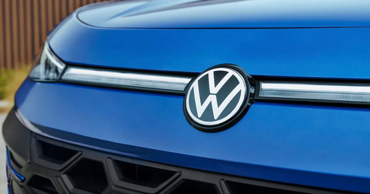 Diebstahl in 5 Sekunden: Warum Kriminelle gezielt VW-Logos für bis zu 2.350 Euro Schaden abmontieren