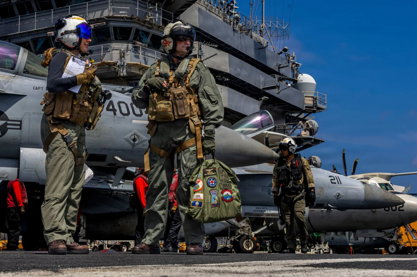 Dieses vom US-Militär veröffentlichte Foto zeigt Kapitän Daniel Keeler, den Kommandanten des nuklearbetriebenen Flugzeugträgers USS Abraham Lincoln vom Nimitz-Typ, wie er sich auf einen Flug mit einem MH‑60R Sea‑Hawk‑Hubschrauber im Indischen Ozean vorbereitet. (zu dpa: «USA und Iran eskalieren weiter - Geht der Krieg wieder los?»)