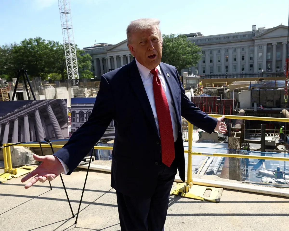 Donald Trump spricht bei der Baustelle für den geplanten Ballsaal im Weißen Haus.
