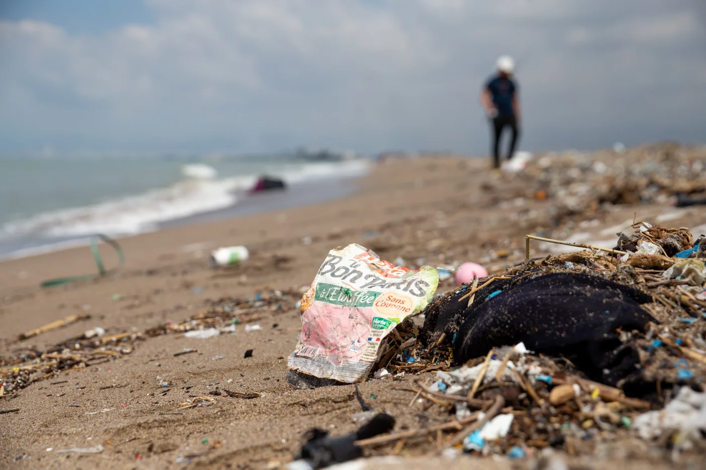 Ein aus Frankreich stammende Verpackung liegt am Adanalıoğlu-Strand