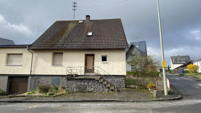 Ein Einfamilienhaus in Weitefeld. Hier wurde eine dreiköpfige Familie getötet.