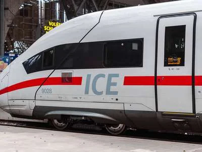 Ein ICE im Bahnhof.