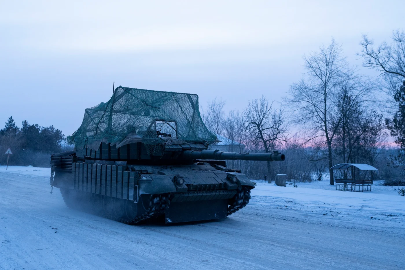 Ein Leopard-Panzer in der Ukraine mit einer Schutzvorrichtung gegen Drohnen.