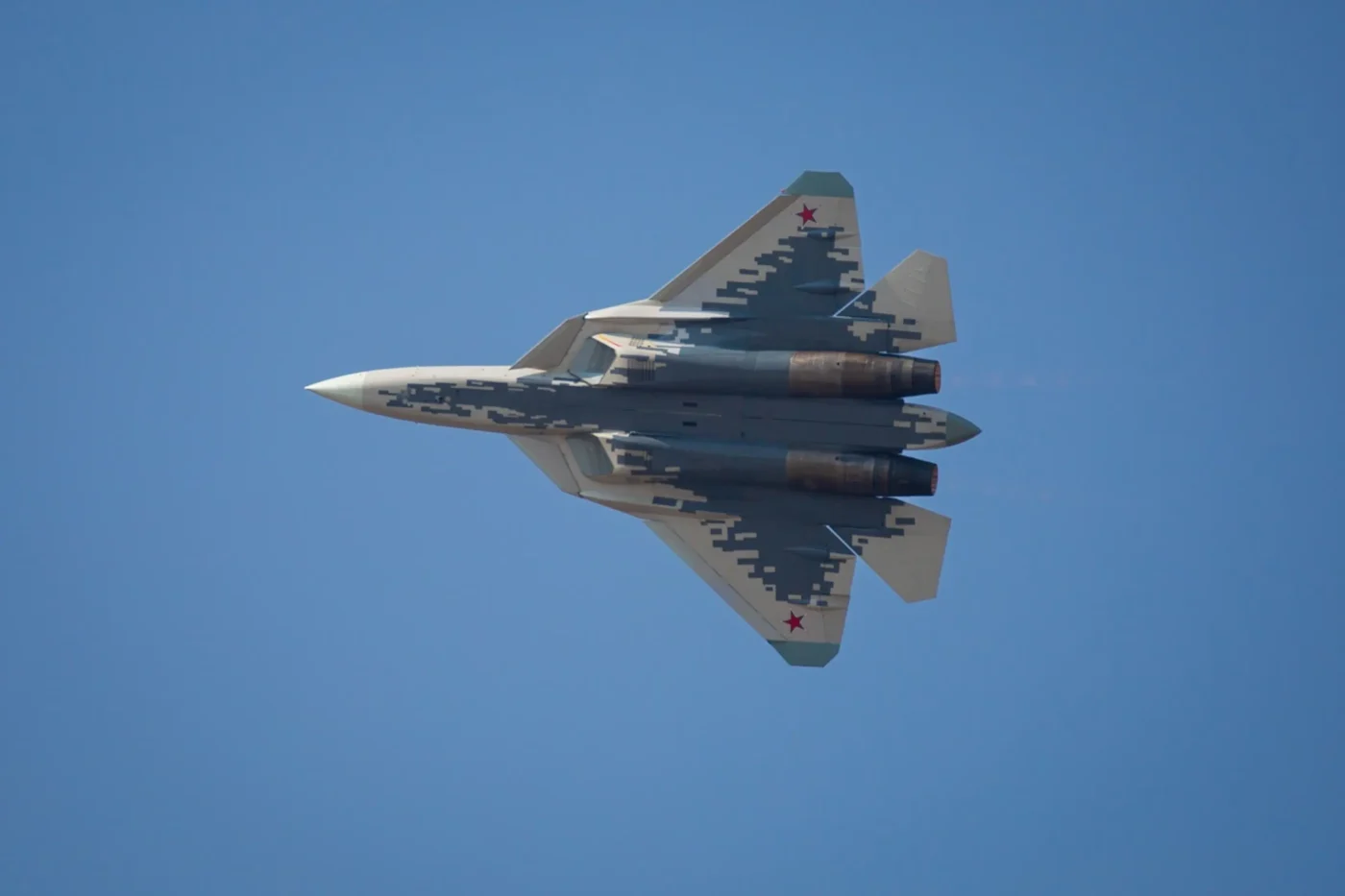 Ein russischer Tarnkappenjäger vom Typ Suchoi Su-57 am 10. Februar 2025 über dem Stützpunkt Yelahanka in Bengaluru bei der Luftfahrtmesse Aero India.
