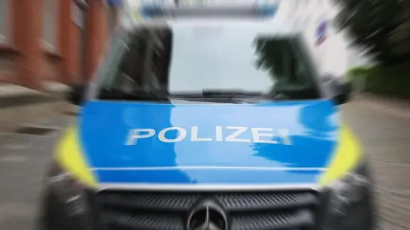 Ein Streifenwagen der Polizei stehen an einem Straßenrand.