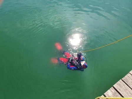 Ein Taucher der Wasserwacht Eichenau im Einsatz „Messerfund am Steg“.