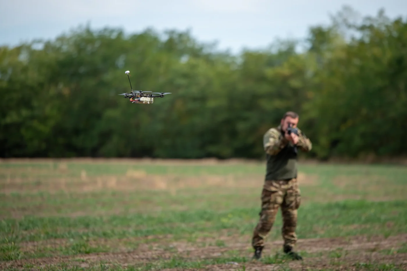Ein ukrainischer Soldat übt die Abwehr russischer FPV-Drohnen.