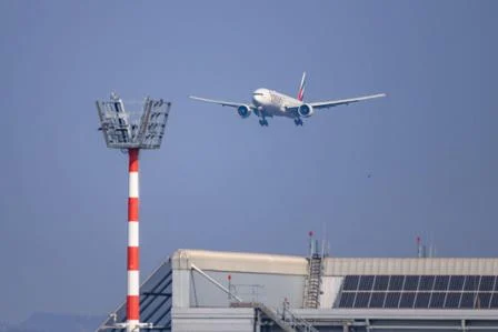 Eine Boeing 777 der Fluglinie Emirates aus Dubai landet am Mittag um 13.26 Uhr am Flughafen Düsseldorf.