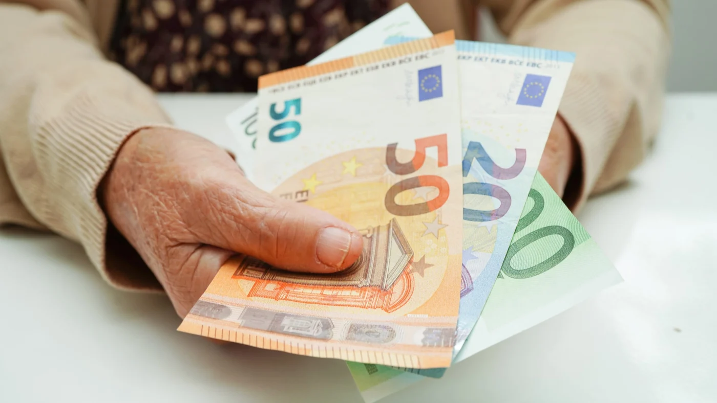 Eine Frau hält Geldscheine