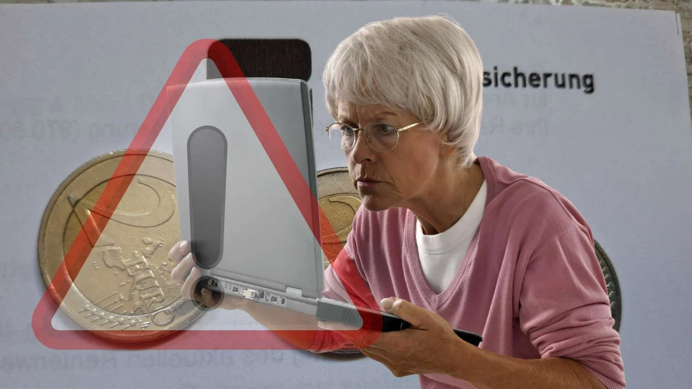 Eine Rentnerin schaut genau auf ihren Laptop.