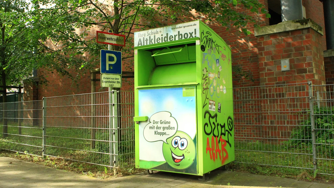Eine Schuh- und Altkleider-Box der East-West Textilrecycling Kursun GmbH. Barmbek Hamburg *** A shoe and old clothes box of the East West Textilrecycling Kursun GmbH Barmbek Hamburg