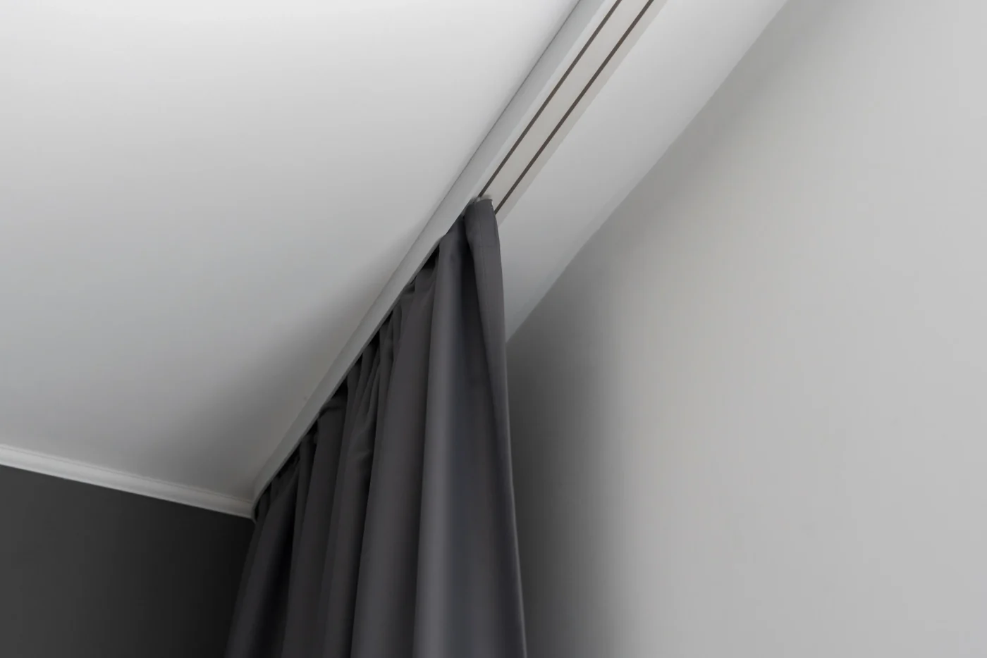 Eine Vorhangschiene in der Decke
