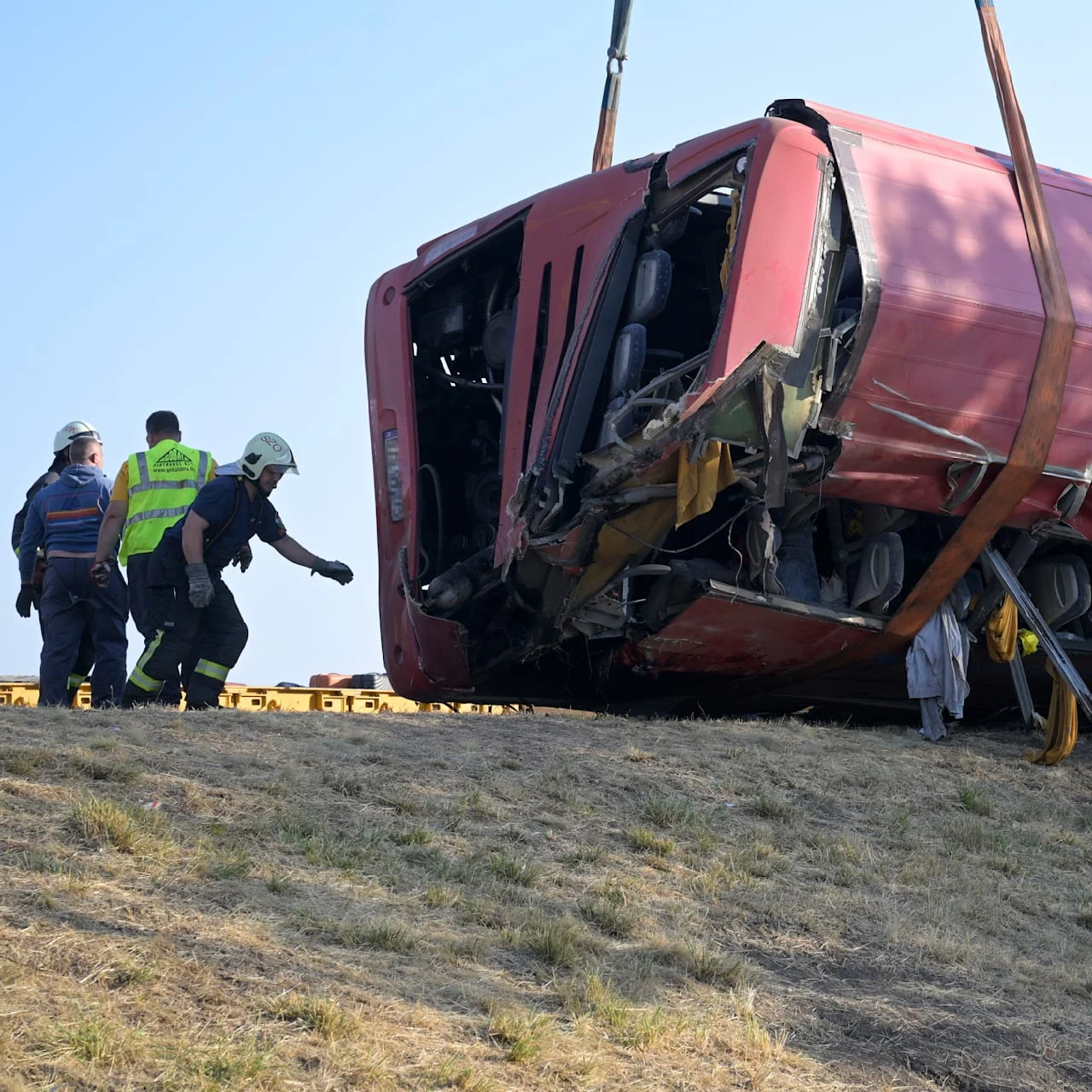Einsatzkräfte an der Unfallstelle des verunglückten Reisebusses in Ungarn.