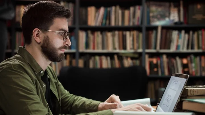El autor reflexiona sobre la validación externa y la idea de no decepcionar al resto. (Foto ilustrativa: Pexels)