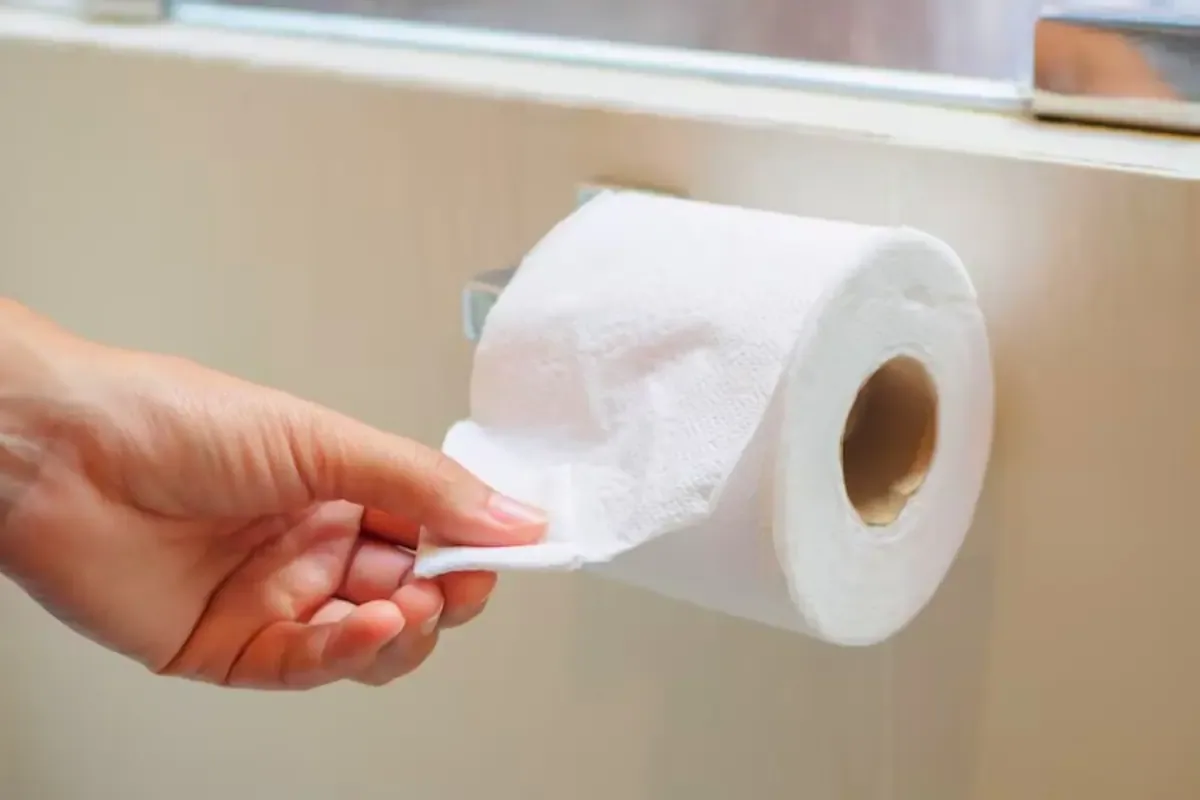 El debate entre poner el papel hacia delante o hacia atrás tiene incluso un antecedente histórico que suele inclinar la balanza hacia una sola opción.
