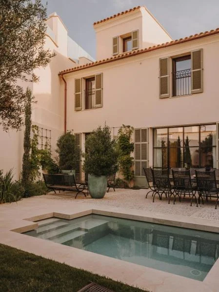 El jardín funciona como una prolongación natural de la vivienda