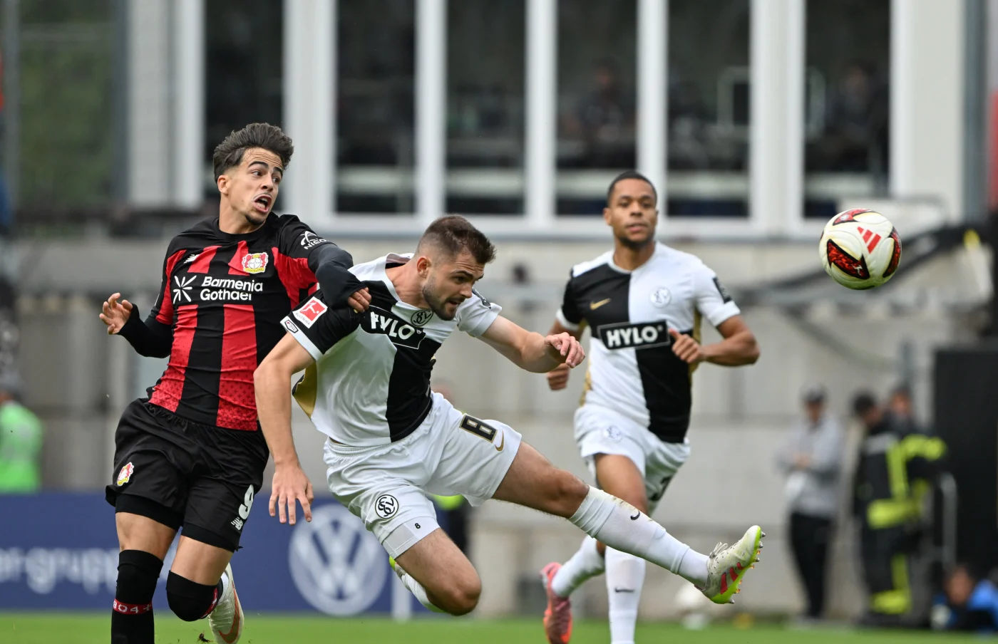 Elversbergs Lukasz Poręba gegen Leverkusens Alfonso Moreira.