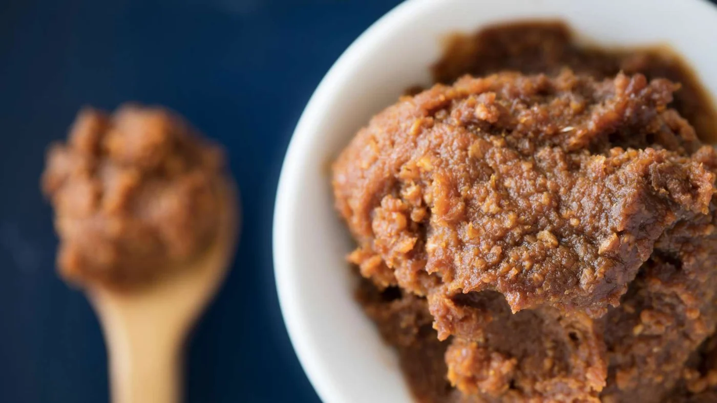 Es ist eine Schüssel Miso zu sehen.