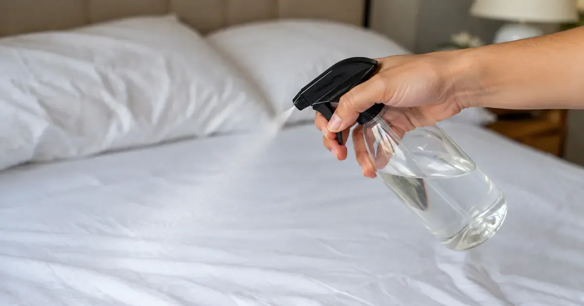 Essig-Trick für frische Bettwäsche: Warum Experten zur Sprühflasche raten