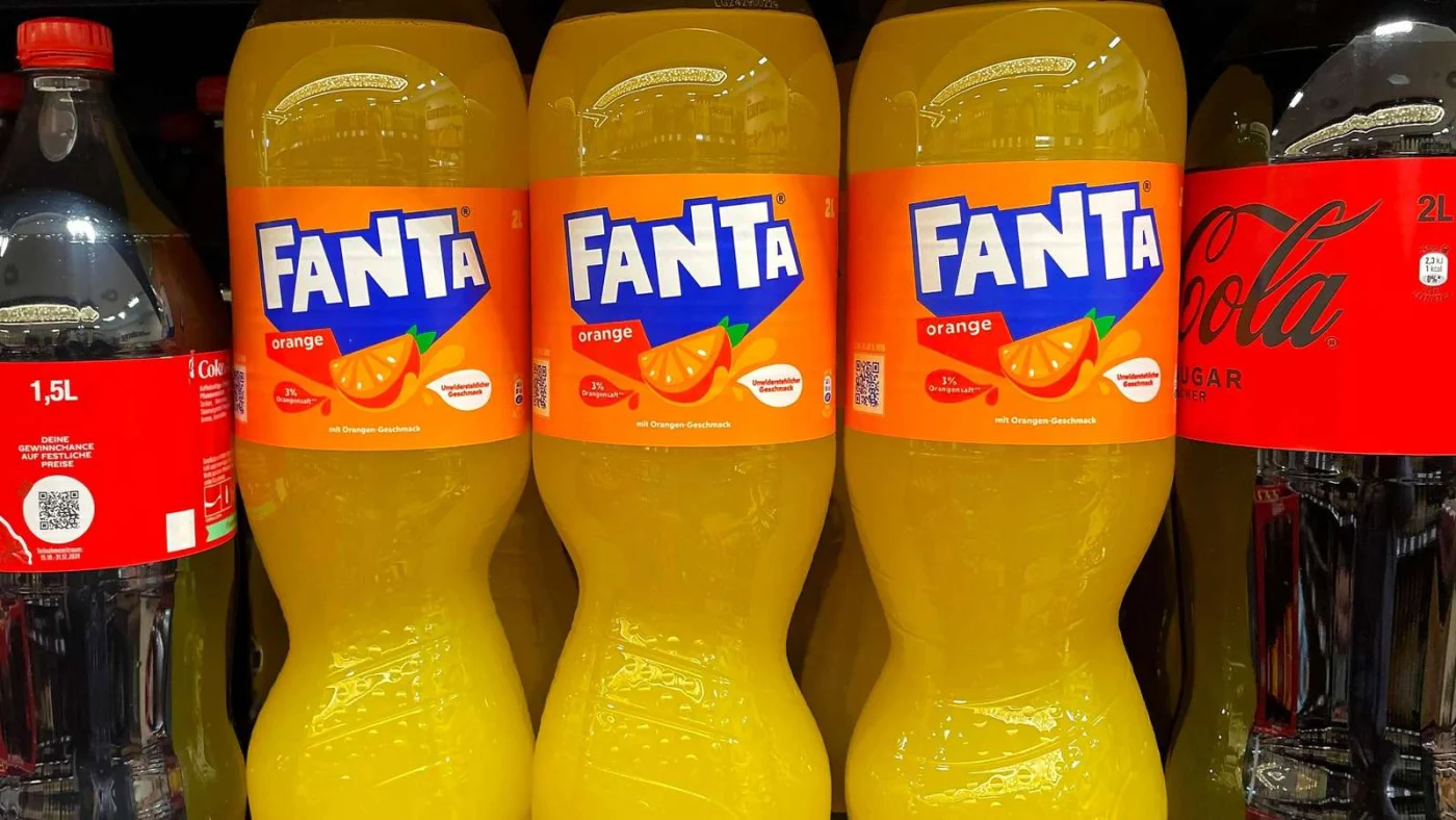 Fanta-Flaschen in einem Supermarkt-Regal.