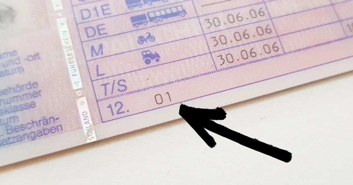 Feld 12 im Führerschein: Warum Code 01.01 bei Kontrollen 25 Euro Strafe kosten kann
