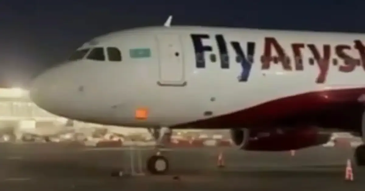 Feuer am Flughafen Almaty: Airbus A320 von Fly Arystan brennt bei Wartung – 1 Verletzter