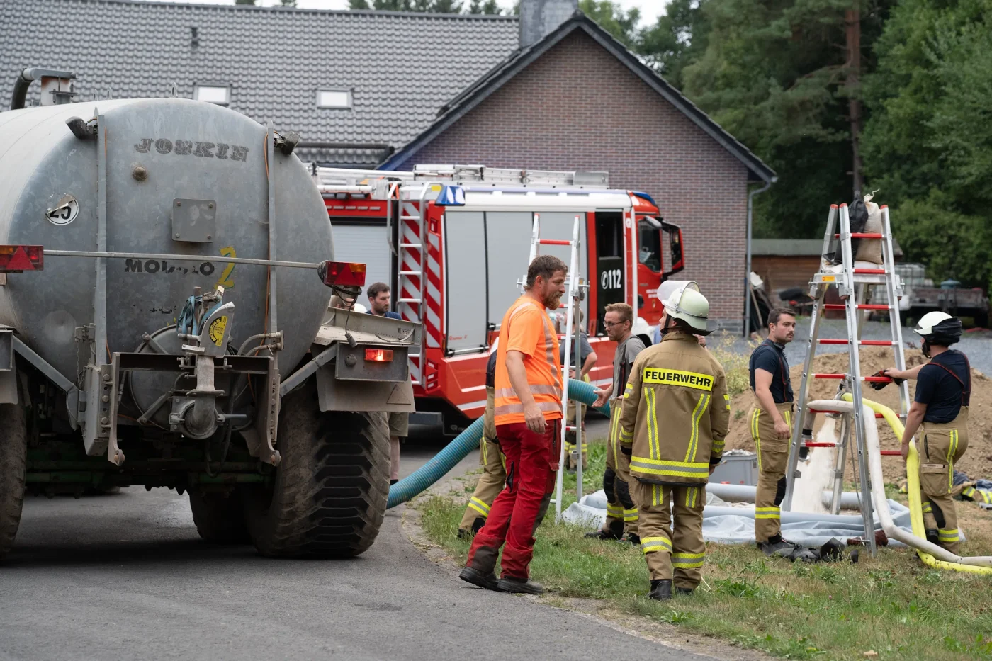 Feuerwehrleute sind im Einsatz: Monschau hat am Abend mehrere Siedlungen aufgefordert, sich auf eine mögliche Evakuierung vorzubereiten