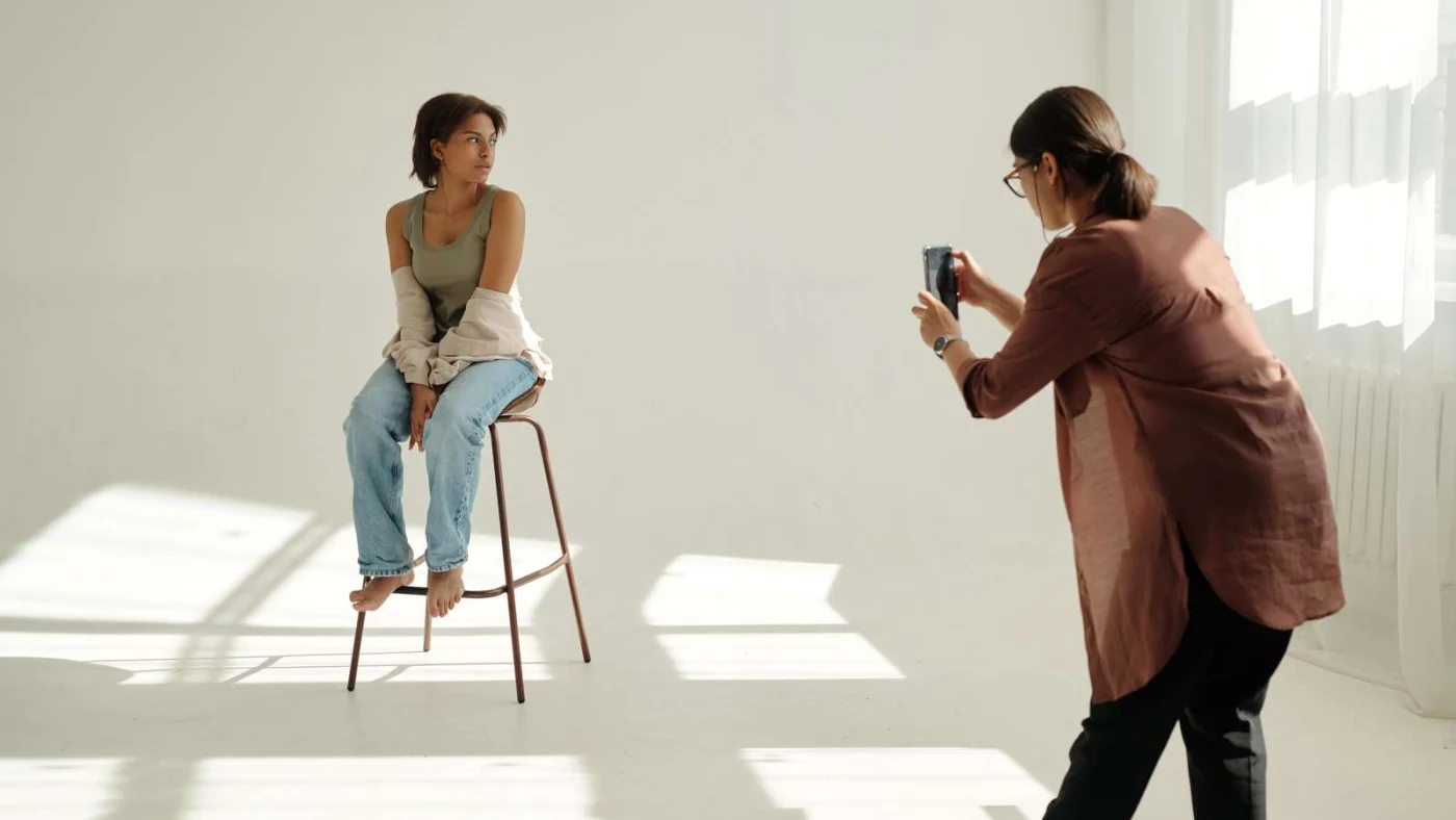 Fotoshooting mit Smartphone (Symbolbild)