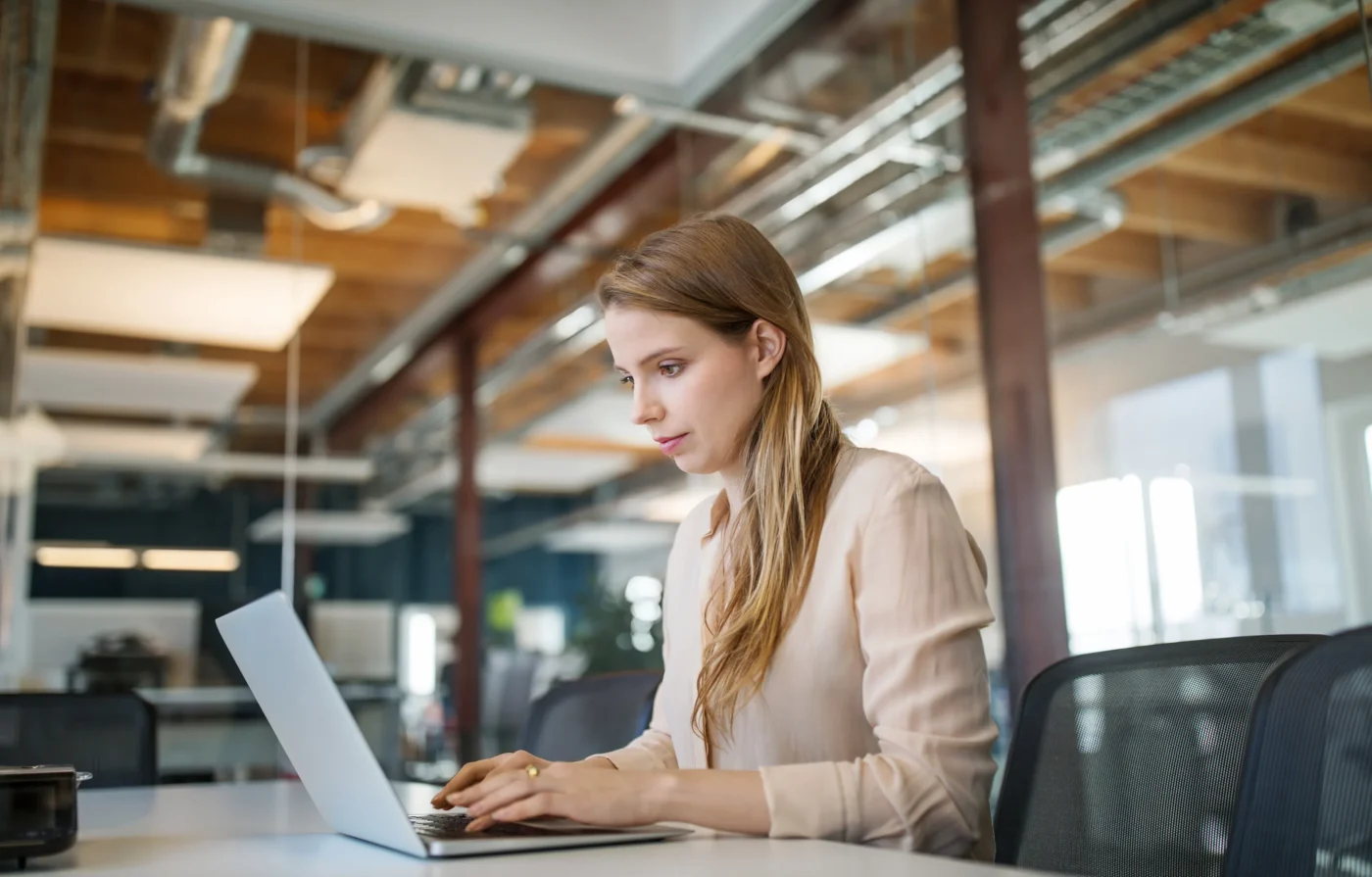 Frau arbeitet im Büro