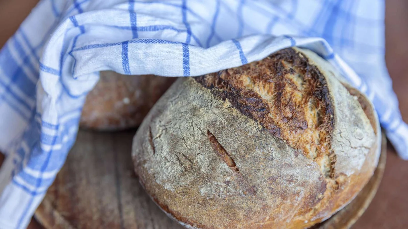 Frisch gebackenes Brot auf einem Holzteller