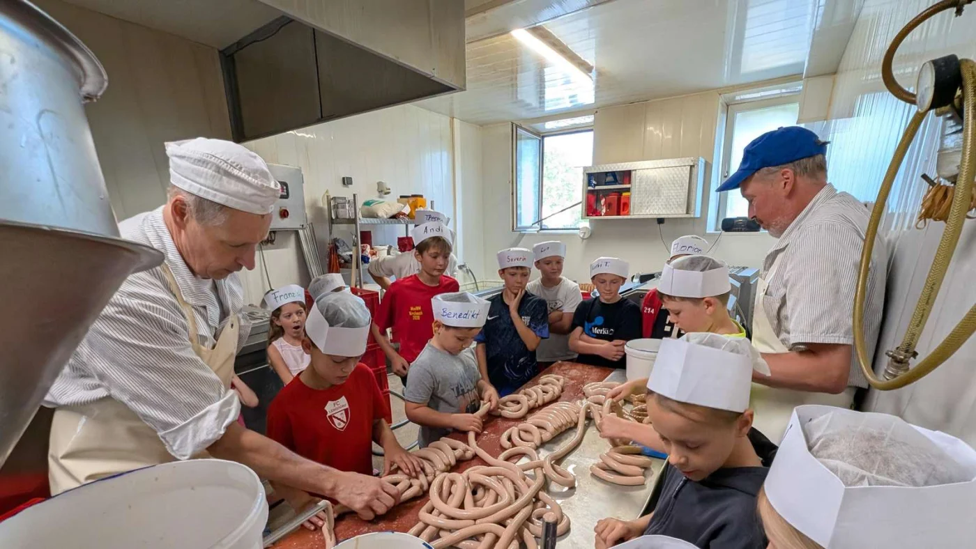 Für den kleinen Benedikt ging es direkt an die Wurst. Im Rahmen des Ferienprogramms durften die Kinder in der Lengdorfer Metzgerei Menzinger den Weg vom Fleisch bis zum Produkt mitverfolgen.