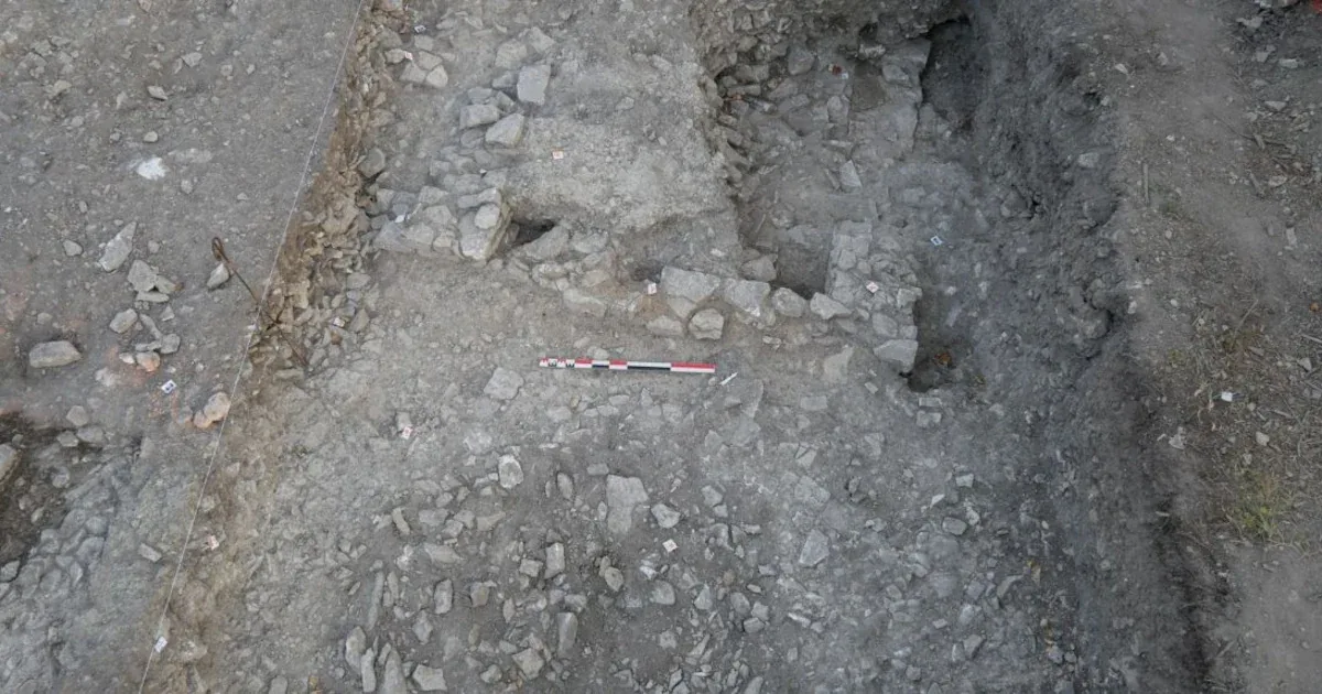 Fund auf 750 Quadratmetern: Forscher stoppen Hausbau und legen 2.100 Jahre alte Siedlung frei