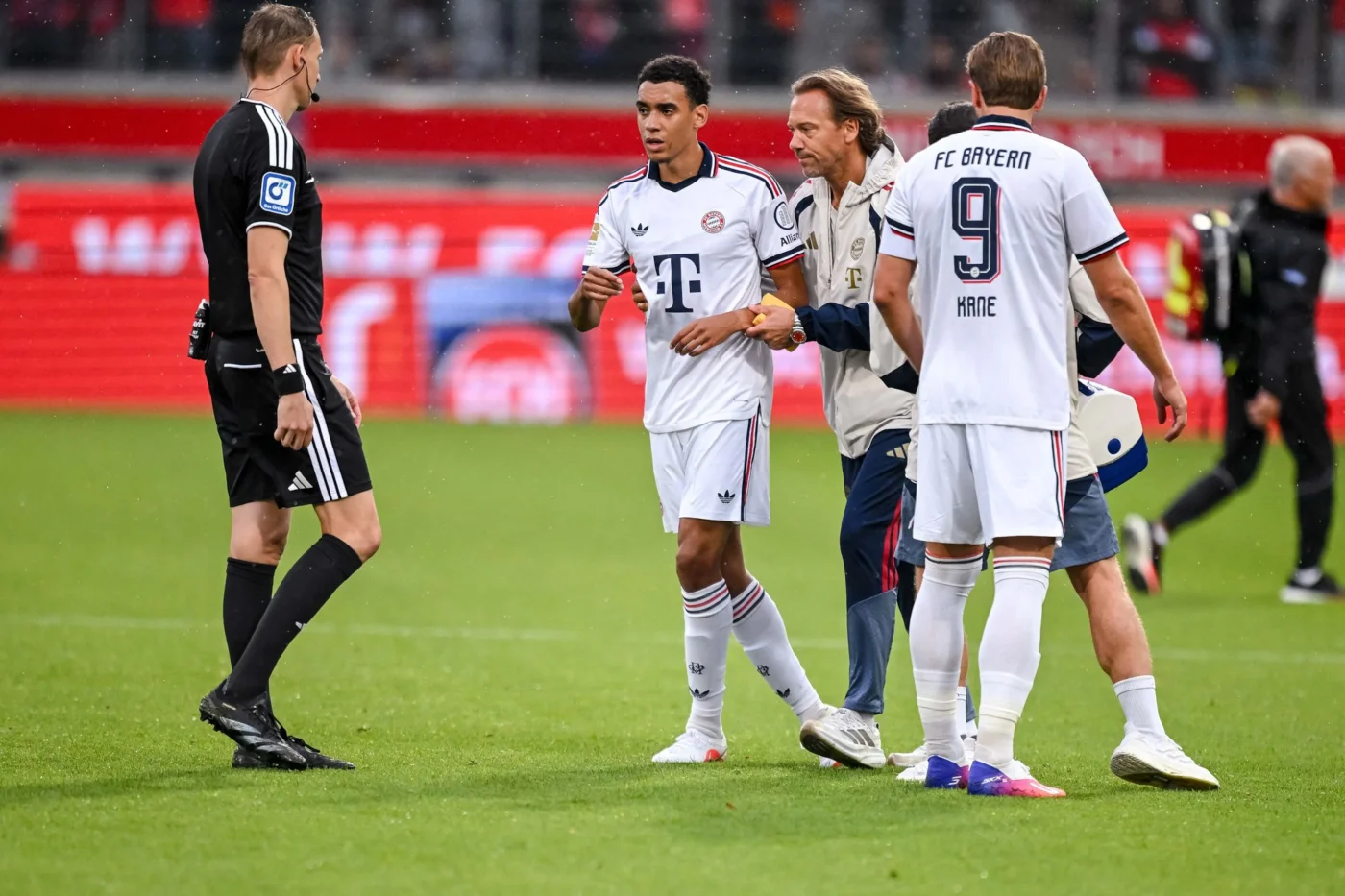 Fußball, Testspiele: 1. FC Heidenheim - FC Bayern München. Jamal Musiala (l, FC Bayern München) verlässt den Platz in Begleitung.
