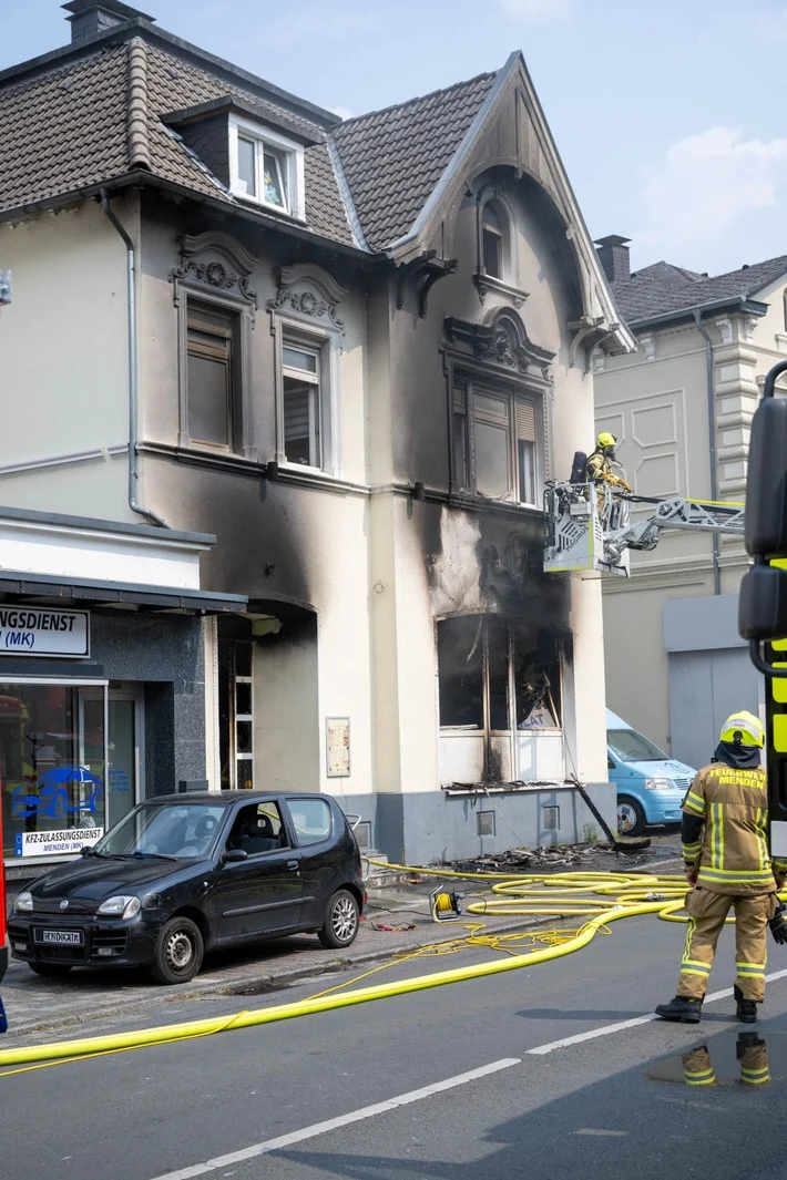 FW Menden: Zwei Verletzte bei Gebäudebrand in Pizzeria an der Unnaer Straße