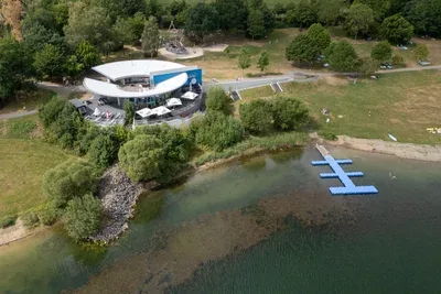Gastronomie und Liegewiese gehören zum Wassersportzentrum an der Pöhl.