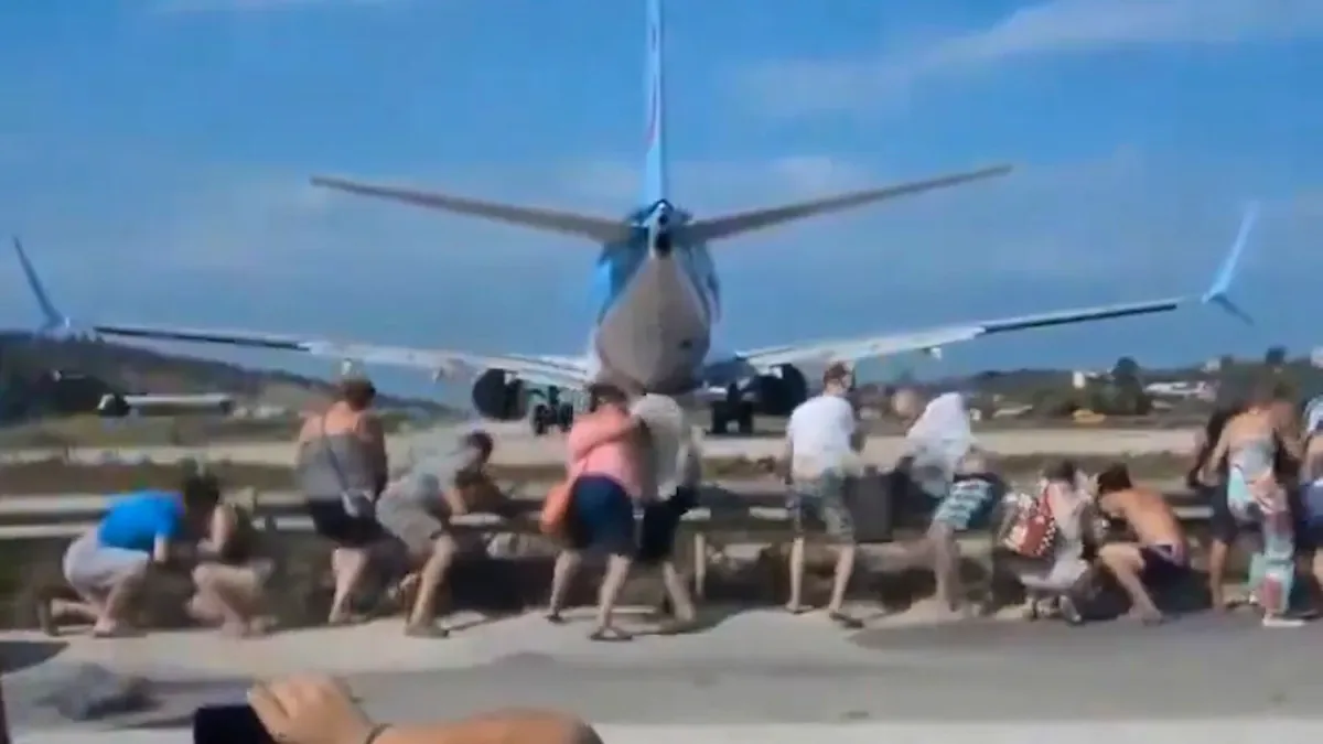 Gefährlicher Hype am Flughafen Skiathos: Zwei Touristinnen nach Flugzeug-Start schwer verletzt