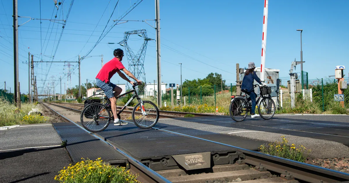 Geschlossene Bahnschranke missachtet: Radfahrern drohen 350 Euro Bußgeld und 1 Punkt