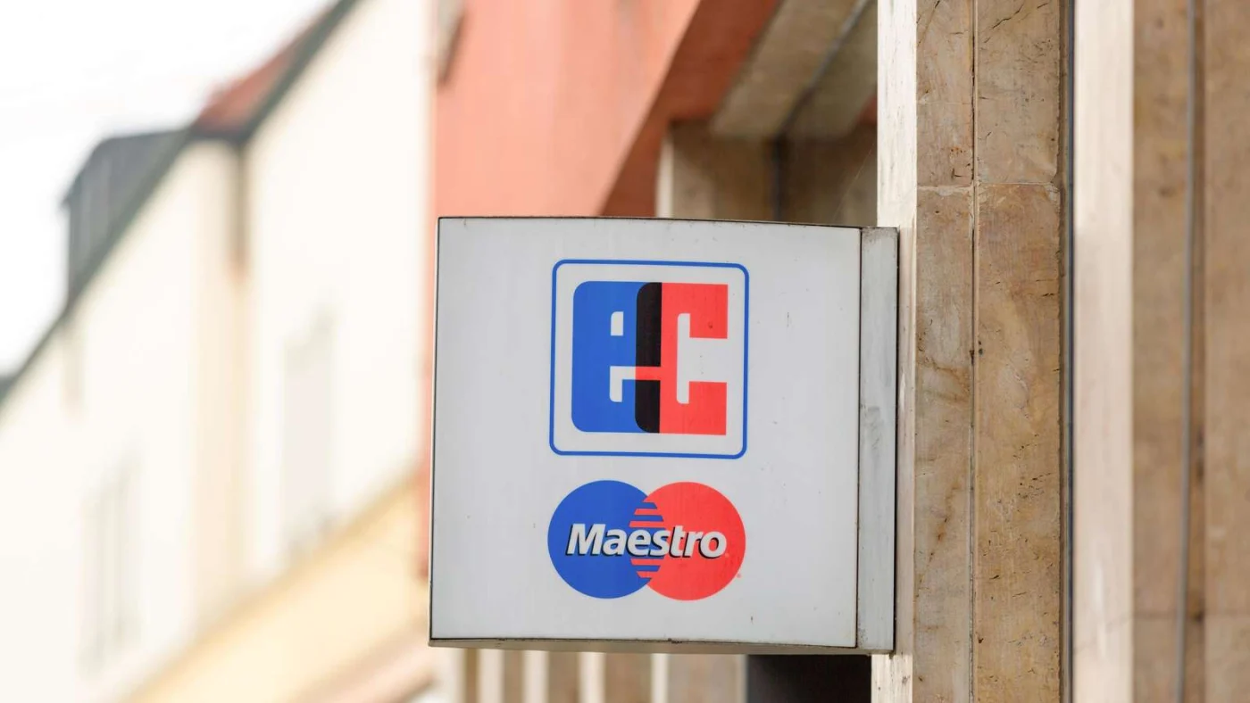 Girocard Schild an einer Bankfiliale