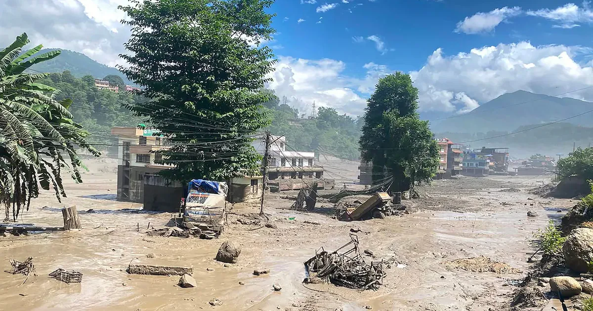 Gletscherabbruch in 5.200 Metern Höhe: 9-Meter-Flutwelle verwüstet Nepal