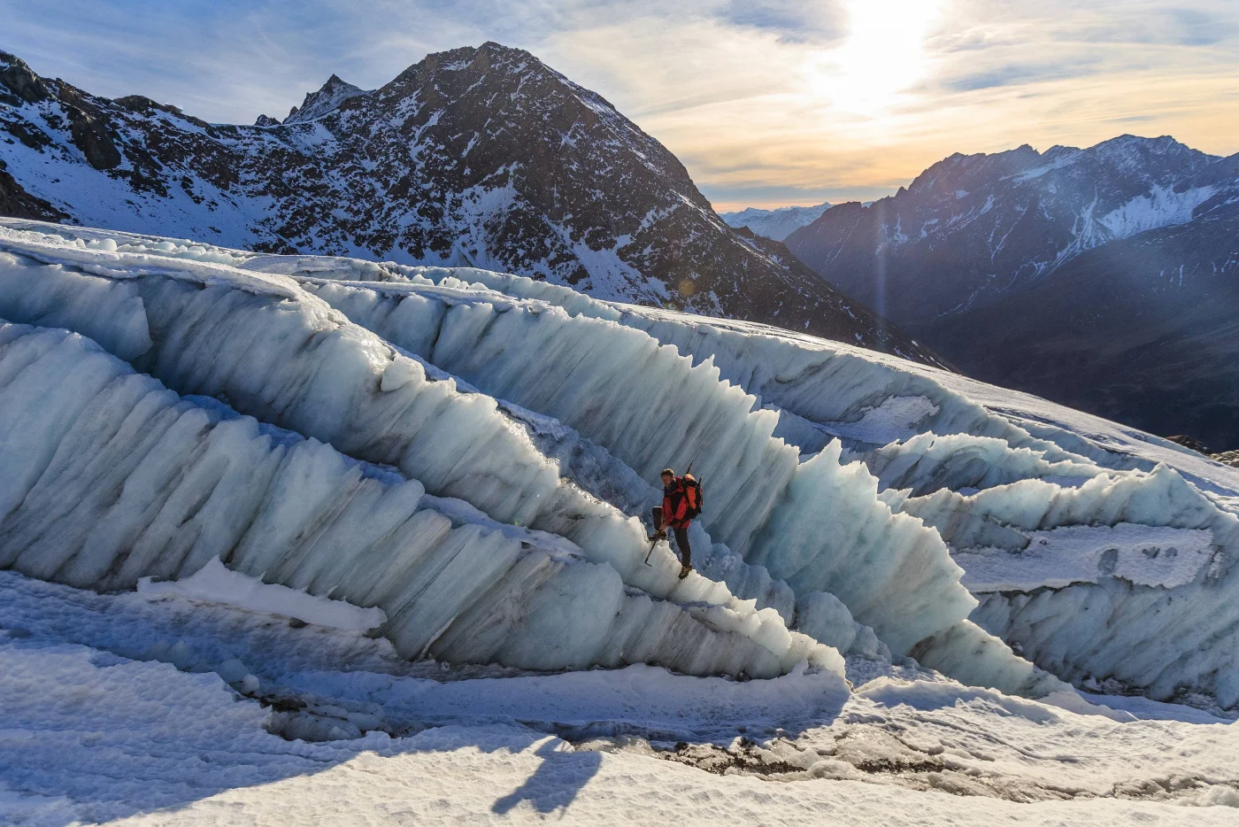 Gletscherspalten, wie diese am Fuße des Großglockners in Österreich, können für Bergsteiger schnell gefährlich werden.
