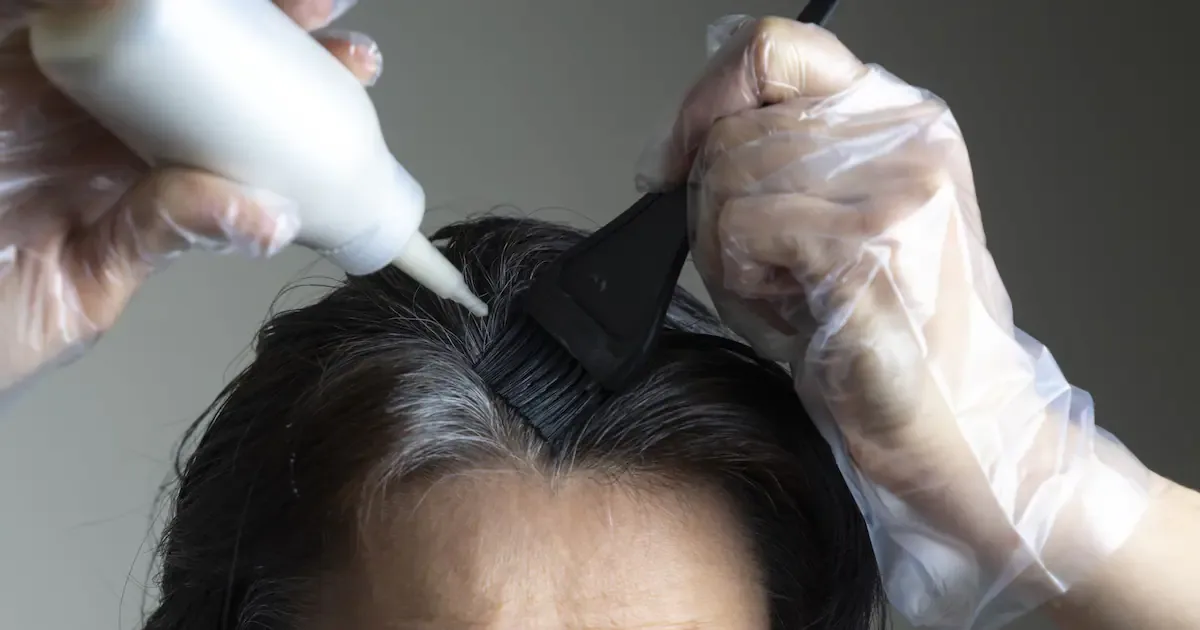 Graue Haare natürlich abdecken: Die einfache Henna-Methode für zu Hause